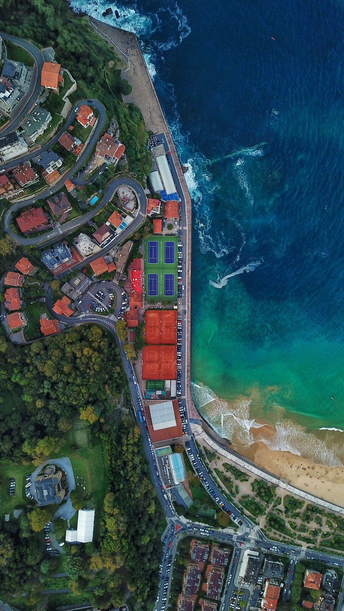 Vista aérea del Real Club de Tenis de San Sebastián junto al mar